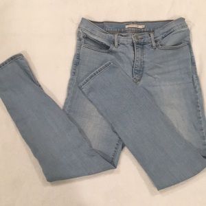 levi light/blue wash skinny jeans ✨